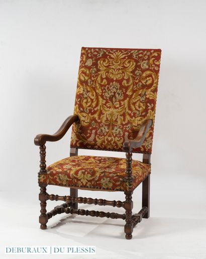 Fauteuil à haut dossier, pieds en bois tourné...
