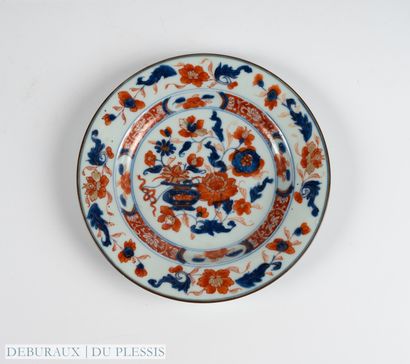 Chine. 
Assiette en porcelaine à décor polychrome...