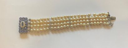 Bracelet en or gris 750 °/°° orné de quatre...