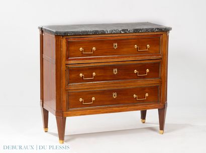 Commode en acajou et placage d'acajou ouvrant...