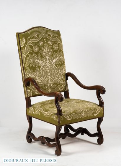 Fauteuil à haut dossier en bois naturel mouluré,...