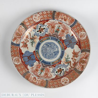 CHINE. Grand plat en porcelaine à décor rouge...