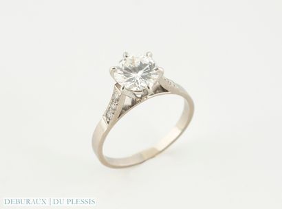Bague solitaire en or gris 750 °/°° et platine...