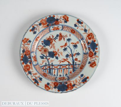 Chine. 
Assiette en porcelaine à décor polychrome...