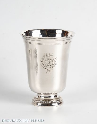 Timbale de forme tulipe en argent. 950°/°°...