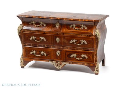 Commode tombeau marquetée de face, sur le...