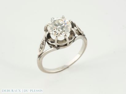 Bague solitaire en platine sertie d'un diamant...