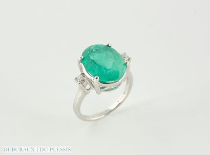 Bague en or gris 750 °/°° sertie d'une émeraude...