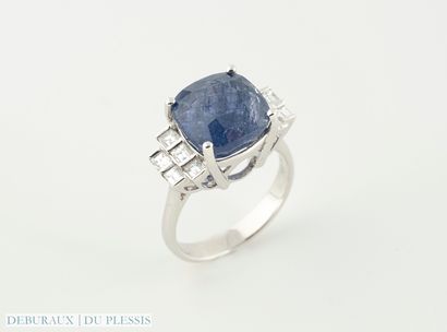 Bague en or gris 750 °/°° sertie d'un saphir...