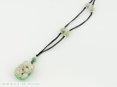 Collier cordon de soie orné de boules de...