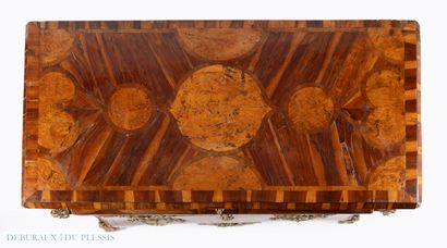Commode tombeau marquetée de face, sur le...
