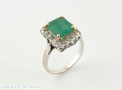 Bague en or gris 750°/°° sertie d'une émeraude...