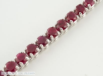 Bracelet ligne en or gris 750 °/°° serti...