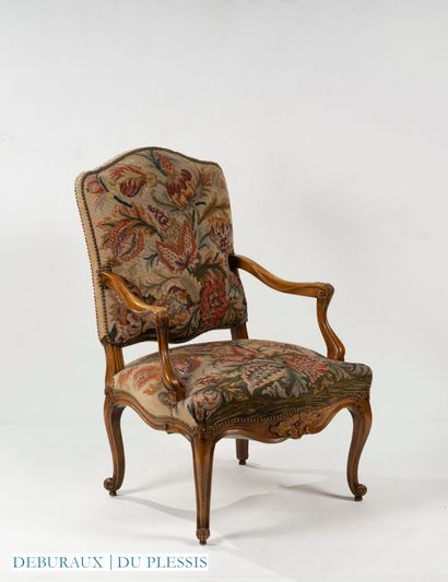 Fauteuil à la Reine en bois naturel mouluré...