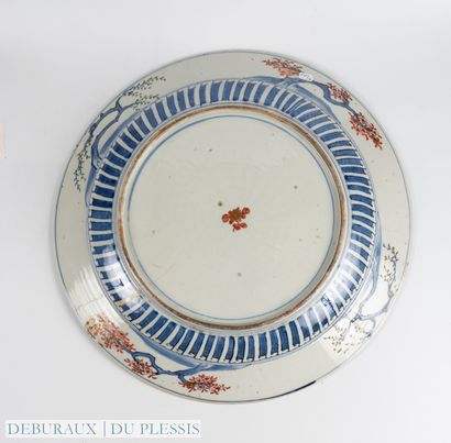 CHINE. Grand plat en porcelaine à décor rouge...