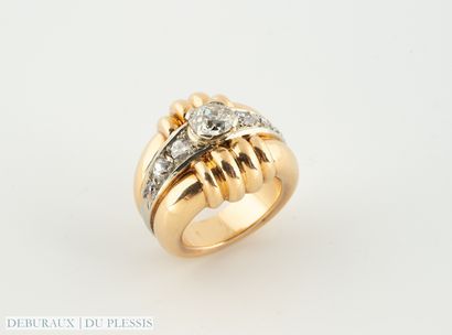 Bague tank à godrons deux ors 750°/°° sertie...