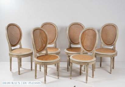 Suite de six chaises médaillon, assises et...