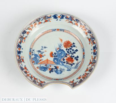 Chine. Plat à barbe en porcelaine à décor...
