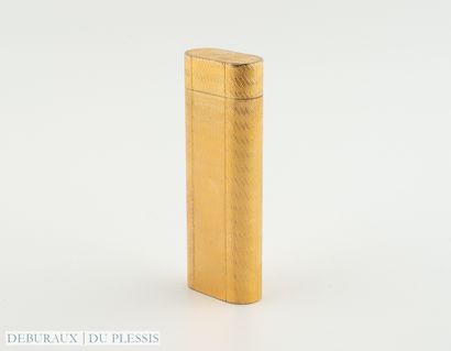 CARTIER Paris
Briquet plaqué or guilloché.
Signé...