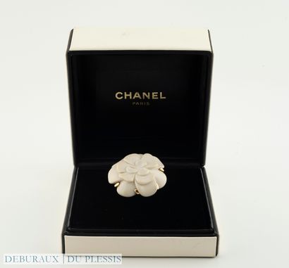 CHANEL
Clip Camélia en or 750°/°° orné d'un...