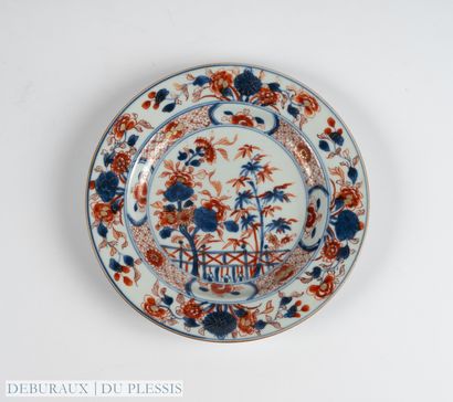 Chine. 
Assiette en porcelaine à décor polychrome...