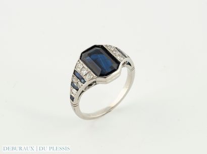 Bague chevalière Art Déco en platine sertie...
