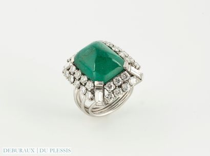 Bague fils en platine de forme pyramidale...