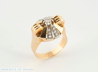 Bague chevalière tank en or 750°/°° et platine...