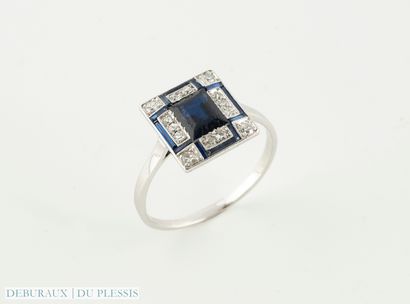 Bague Art Déco en platine sertie d'un saphir...