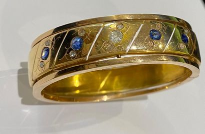 Bracelet jonc ouvrant en or ciselé 750°/°°...