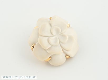 CHANEL
Clip Camélia en or 750°/°° orné d'un...