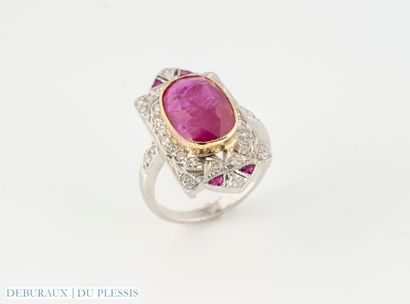 Bague sertie clos d'un rubis Birman sans...
