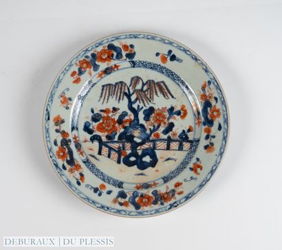 Chine. Assiette en porcelaine à décor polychrome...
