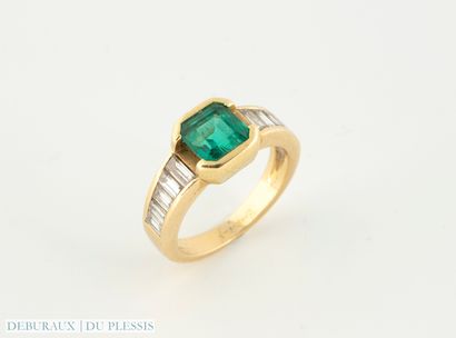 Bague en or 750°/°° sertie d'une émeraude...