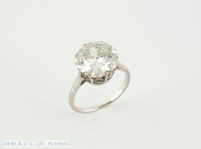 Bague solitaire en platine sertie d'un diamant...