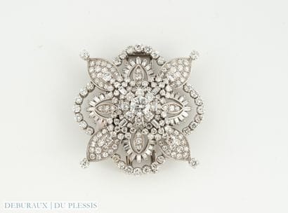 Clip broche en or gris 750 °/°° à motif d'étoile...