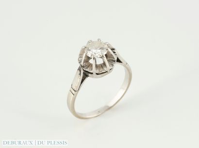 Bague solitaire en or gris 750 °/°° sertie...