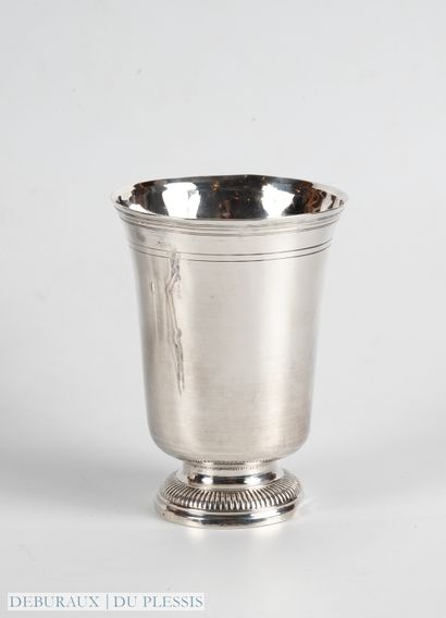 Timbale de forme tulipe en argent.950°/°°...