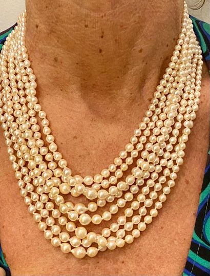 Collier draperie orné de huit rangs de perles...
