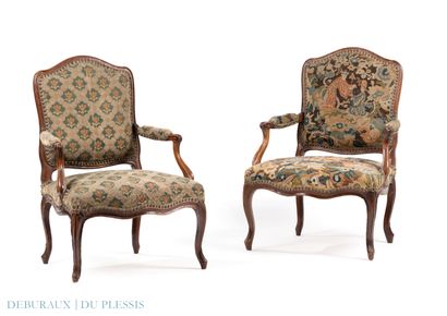 Deux fauteuils pouvant former paire en hêtre...