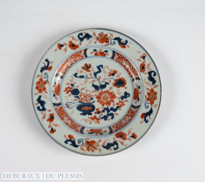 Chine. 
Assiette en porcelaine à décor polychrome...