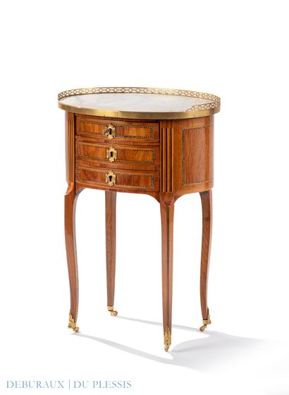 Petite table tambour de forme ovale marquetée...
