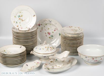 Partie de service en porcelaine émaillée...