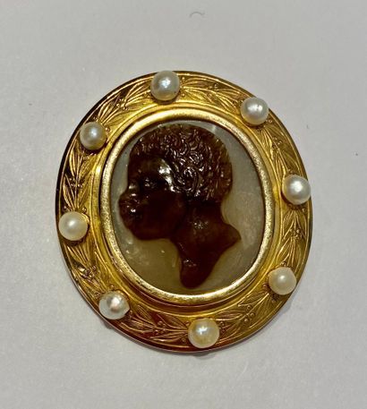 Broche ciselée de feuillages en or 750 °/°°...