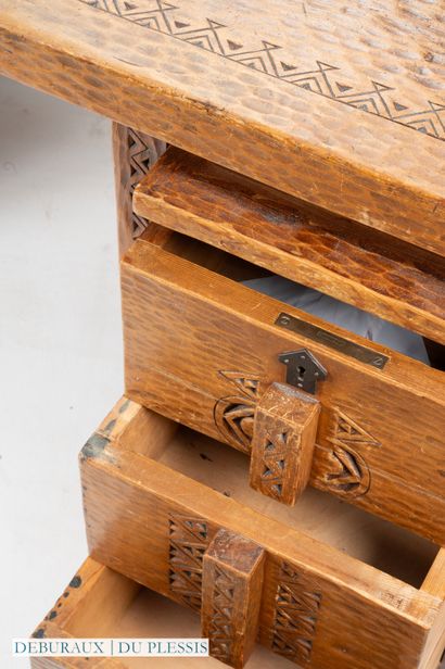 Hans KLEISS (1901-1973)
Bureau plat à caissons...