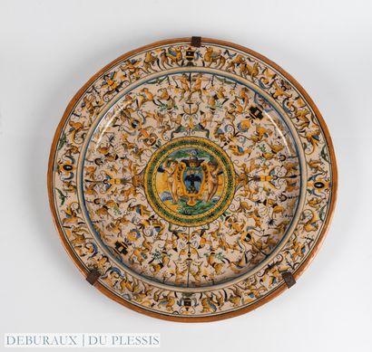 Italie. 
Grand plat rond en céramique à décor...