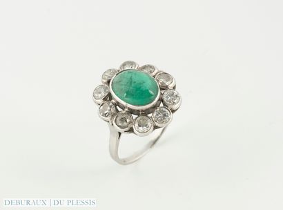 Bague marguerite en platine sertie clos d'un...