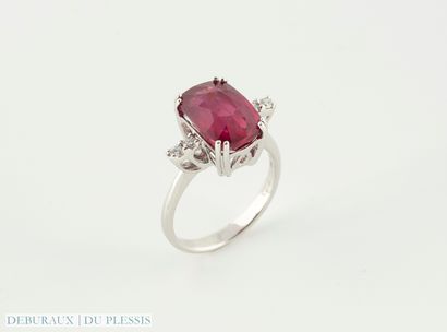 Bague en or gris 750 °/°° sertie d'un rubis...