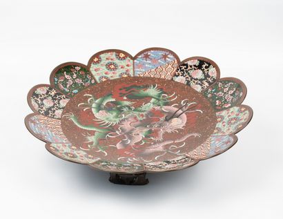Coupe polylobée en émaux cloisonnés à motif...