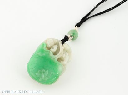 Collier cordon de soie orné de boules de...